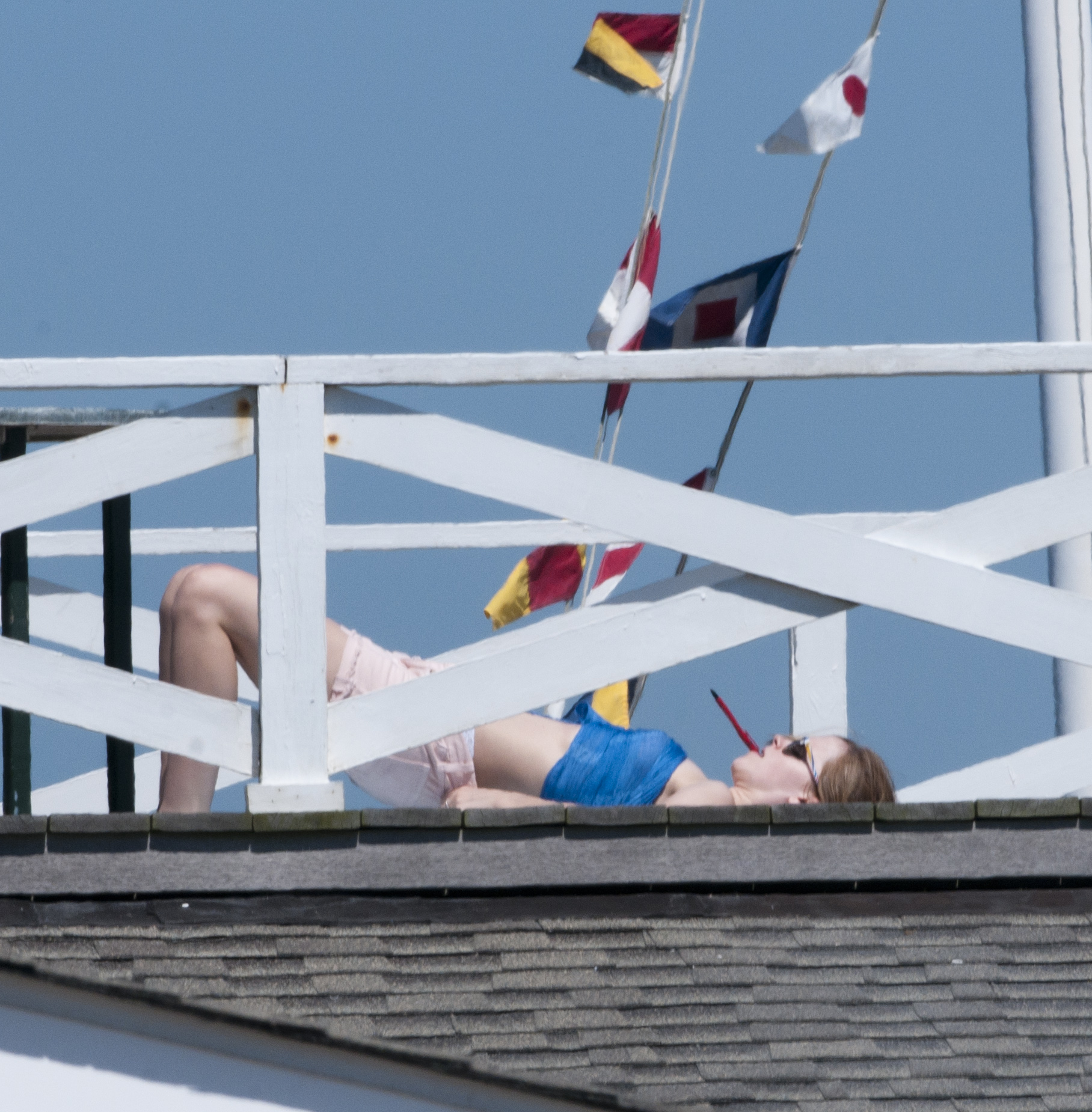EEW_2021candid_july_sunbathes_in_the_hamptons_003.jpg EEW_2021candid_july_sunbathes_in_the_hamptons_003.jpg