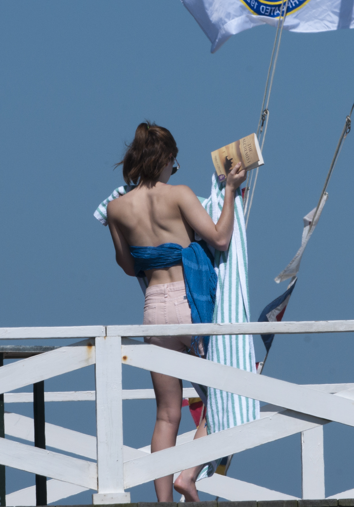 EEW_2021candid_july_sunbathes_in_the_hamptons_008.jpg EEW_2021candid_july_sunbathes_in_the_hamptons_008.jpg