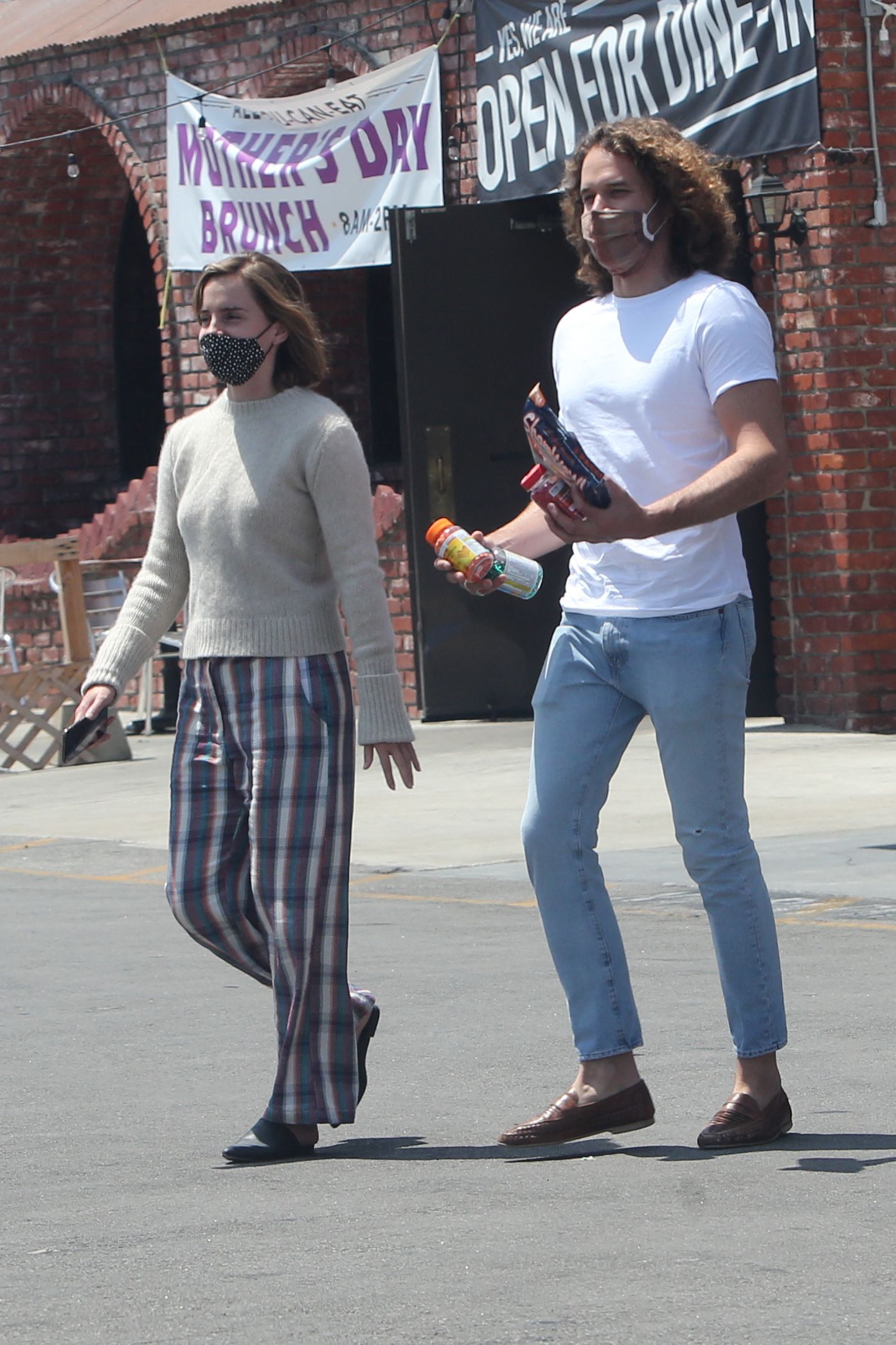 EEW_2021candid_may13_out_in_la_006.jpg