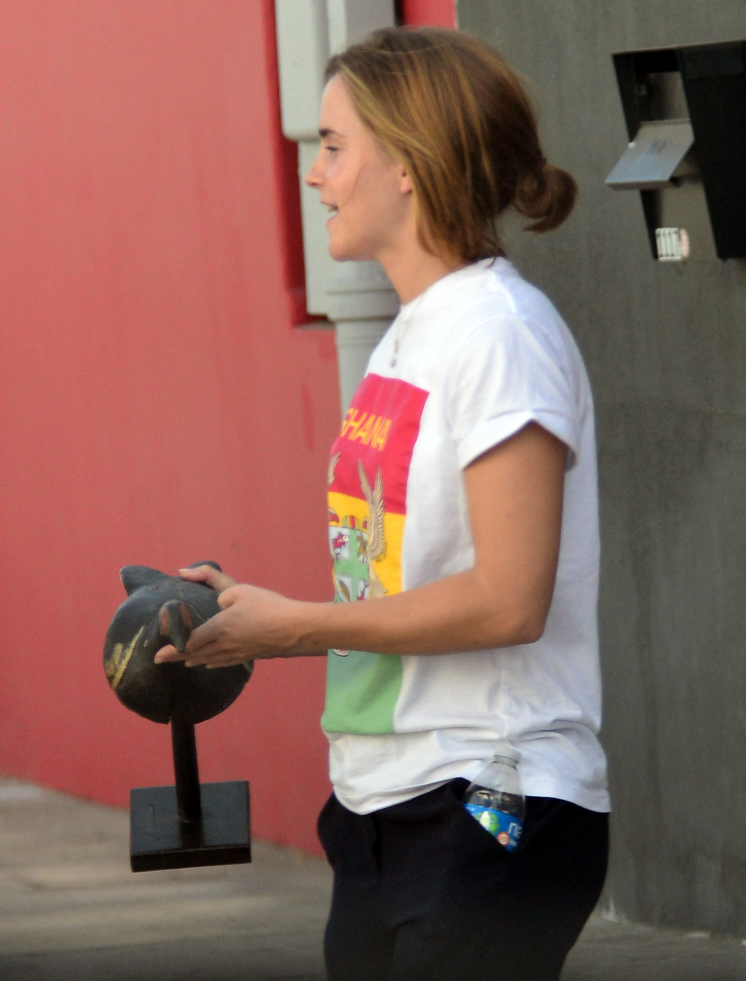 EEW_2021candid_may5_shops_for_furniture_in_la_008.jpg
