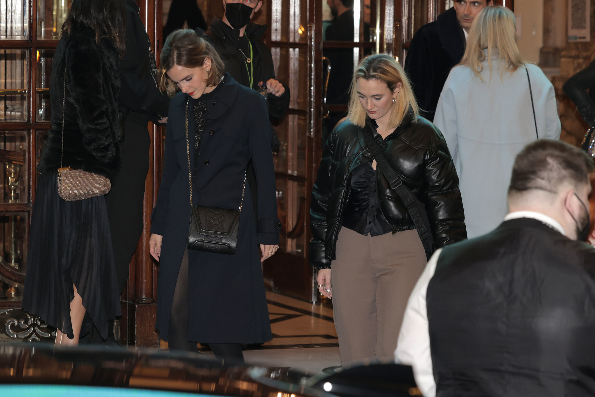 EEW_2021candid_nov6_tv_recording_audience_with_adele_leaving_011.jpg