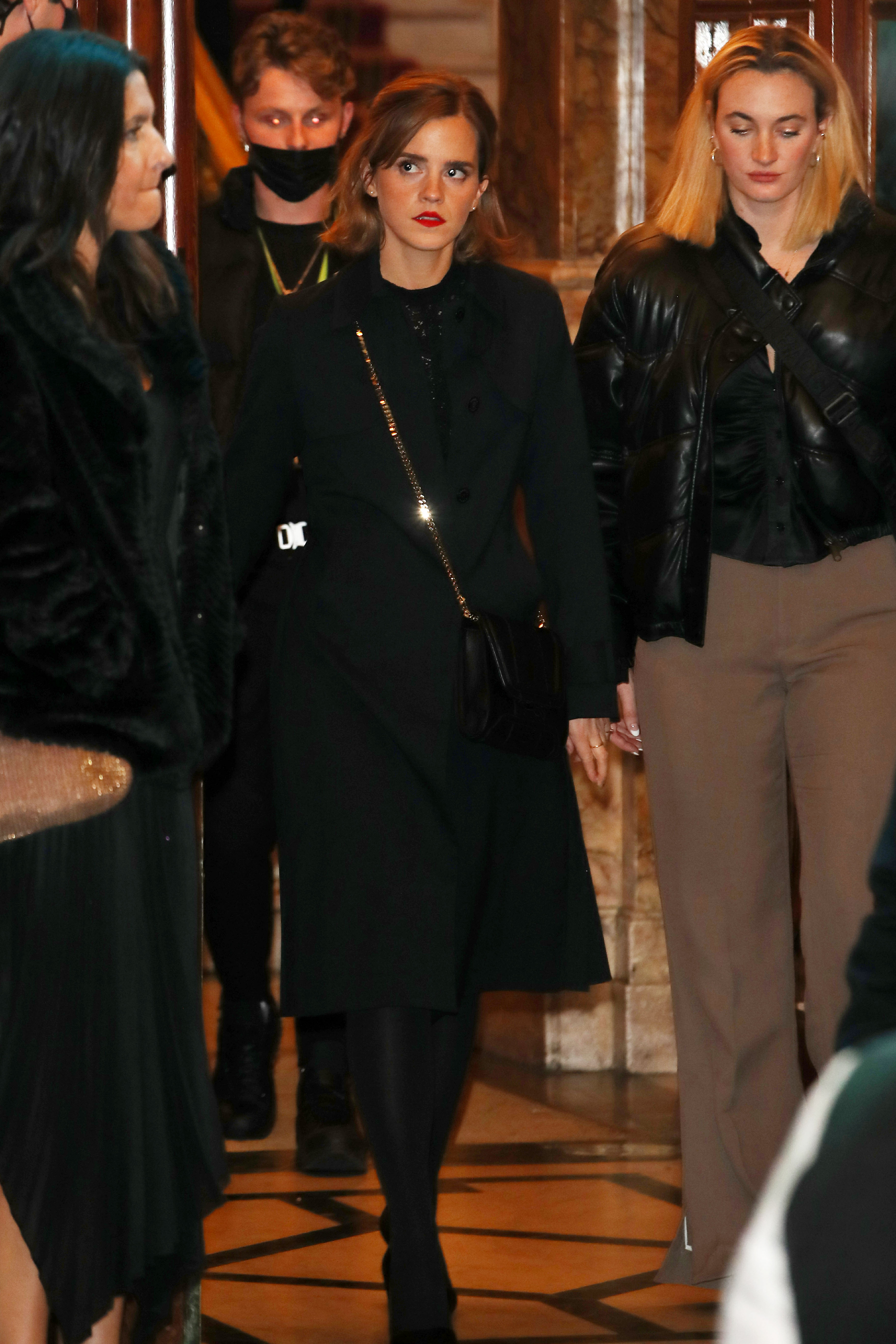 EEW_2021candid_nov6_tv_recording_audience_with_adele_leaving_019.jpeg
