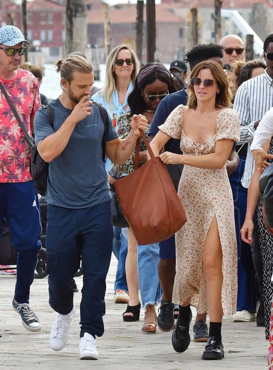 EEW_2022candid_aug25_out_in_venice_014.jpg