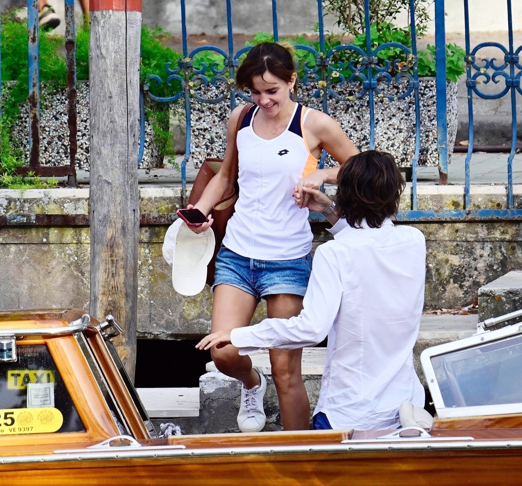 EEW_2022candid_aug30_out_in_venice_007.jpg