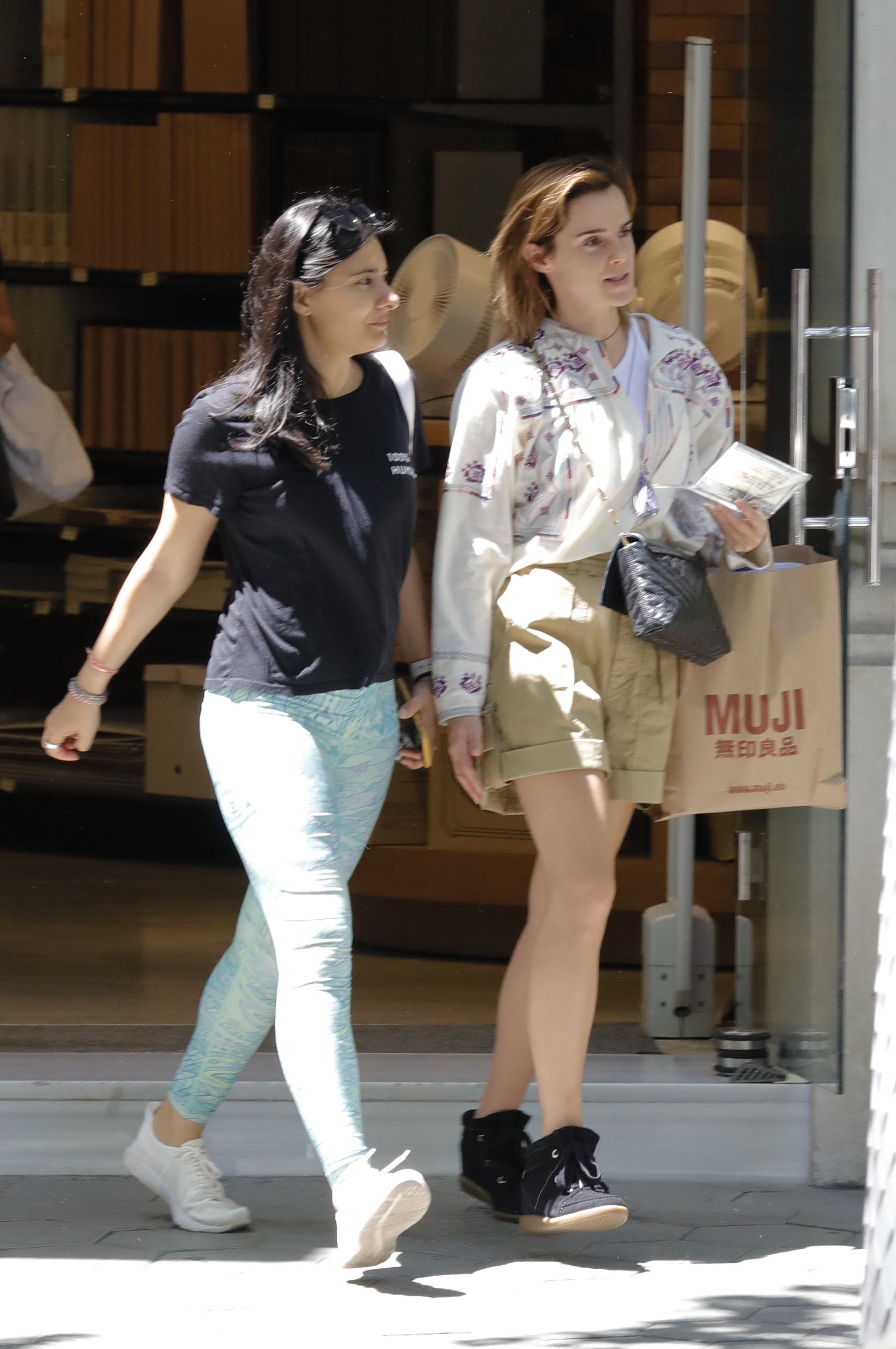 EEW_2022candid_june1_shopping_in_barcelona_007.jpeg