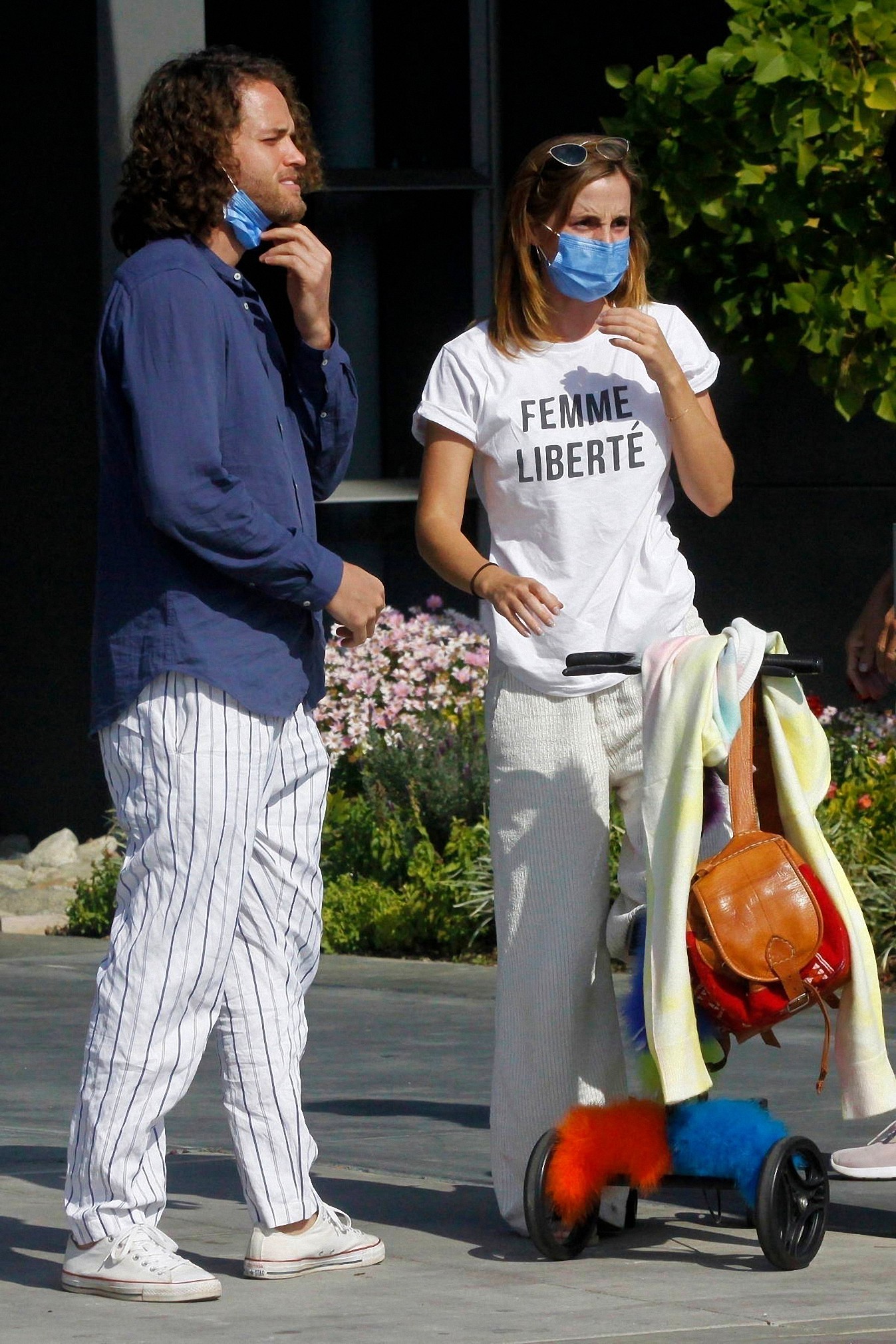 EWP_2021candid_feb7_out_in_knee_scooter_in_la_008.jpg