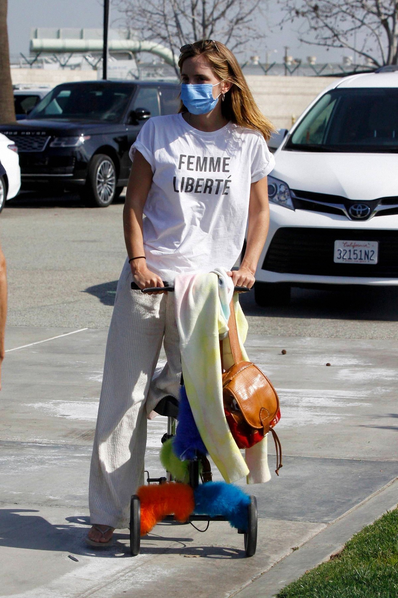 EWP_2021candid_feb7_out_in_knee_scooter_in_la_013.jpg