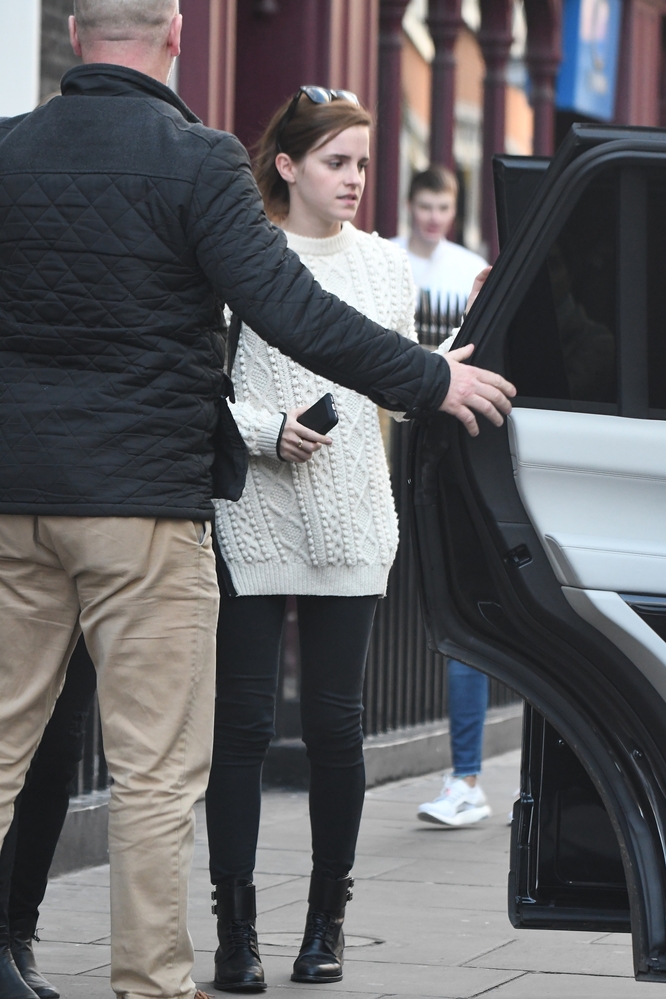 EEW_2017candid_oct21_out_after_lunch_in_london_001.jpg