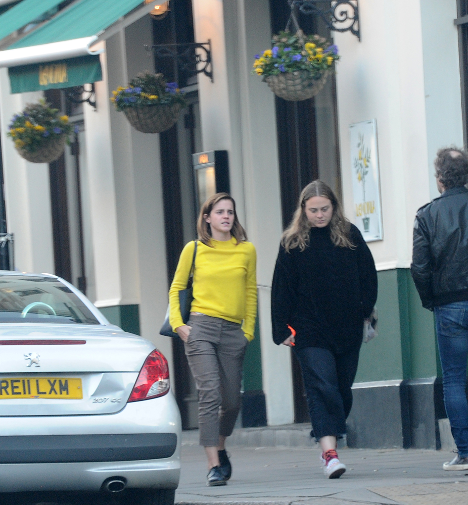 EEW_2019candid_out_for_lunch_in_primrose_hill_london_005.jpg